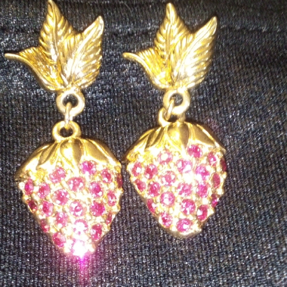 Strawberry Earrings (Pierced)  (Vintage AVON 1995) - Picture 3 of 3